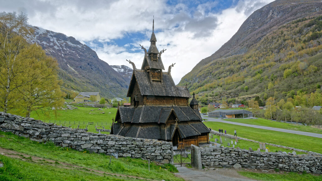 Bilde av Borgund stavkirke, med fjell og natur rundt.