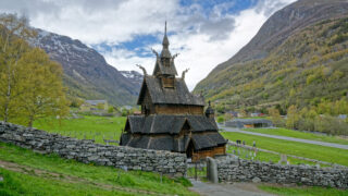Bilde av Borgund stavkirke, med fjell og natur rundt.