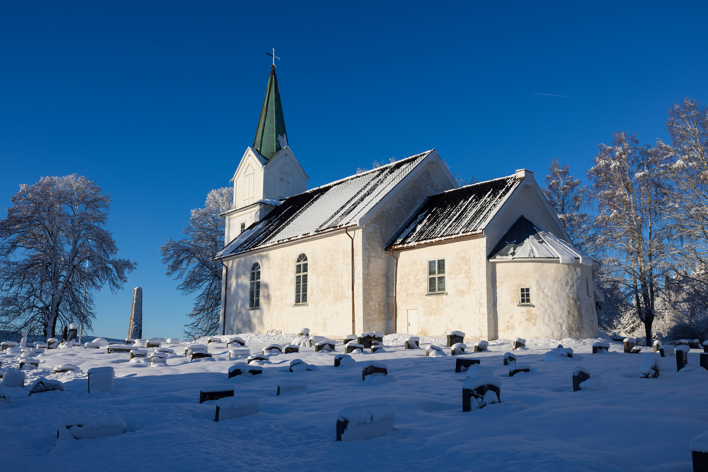 Hurum kirke er en hvit steinkirke fra middelalderen.