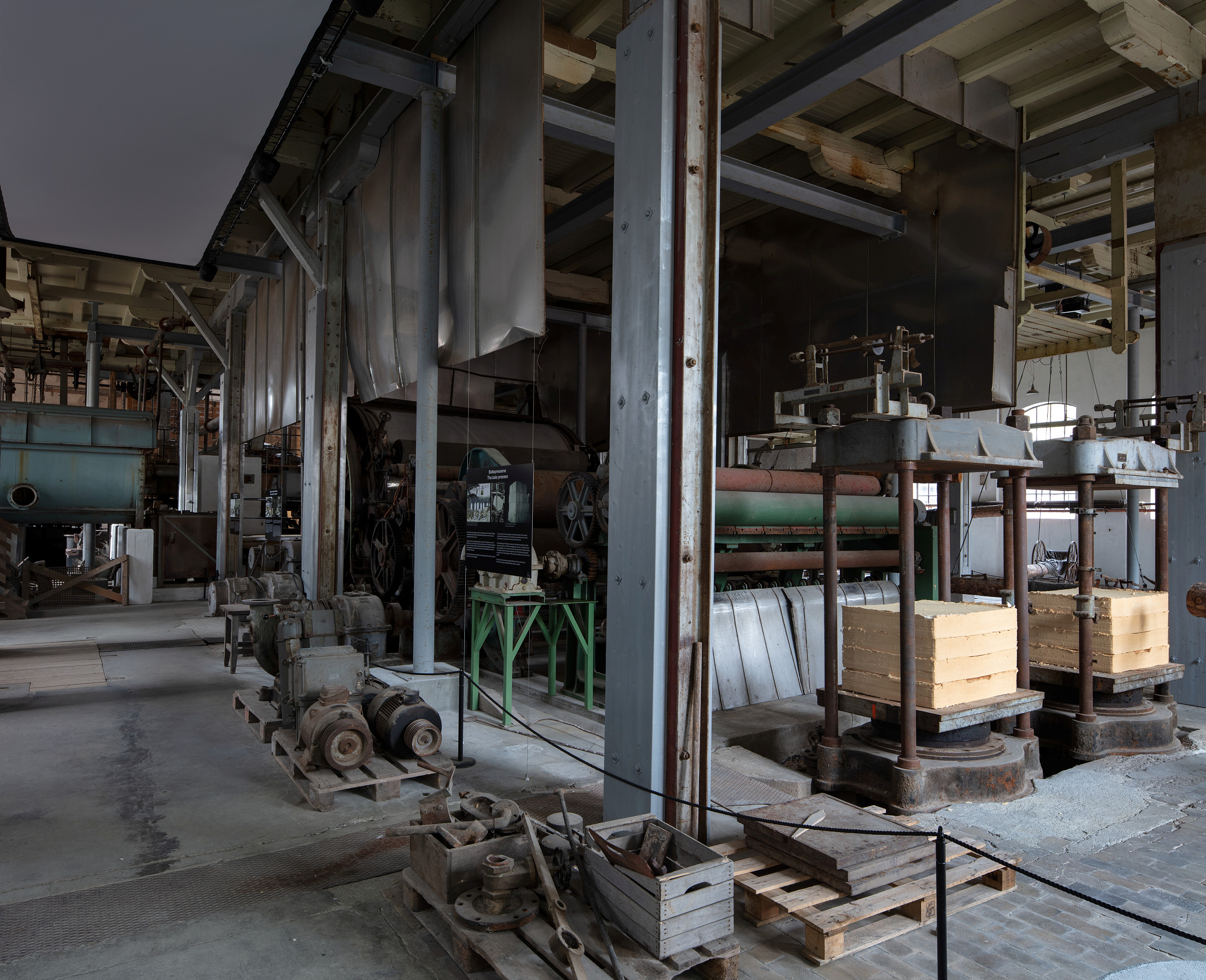 Maskiner inne i industribygningen på Kistefos Træsliberi