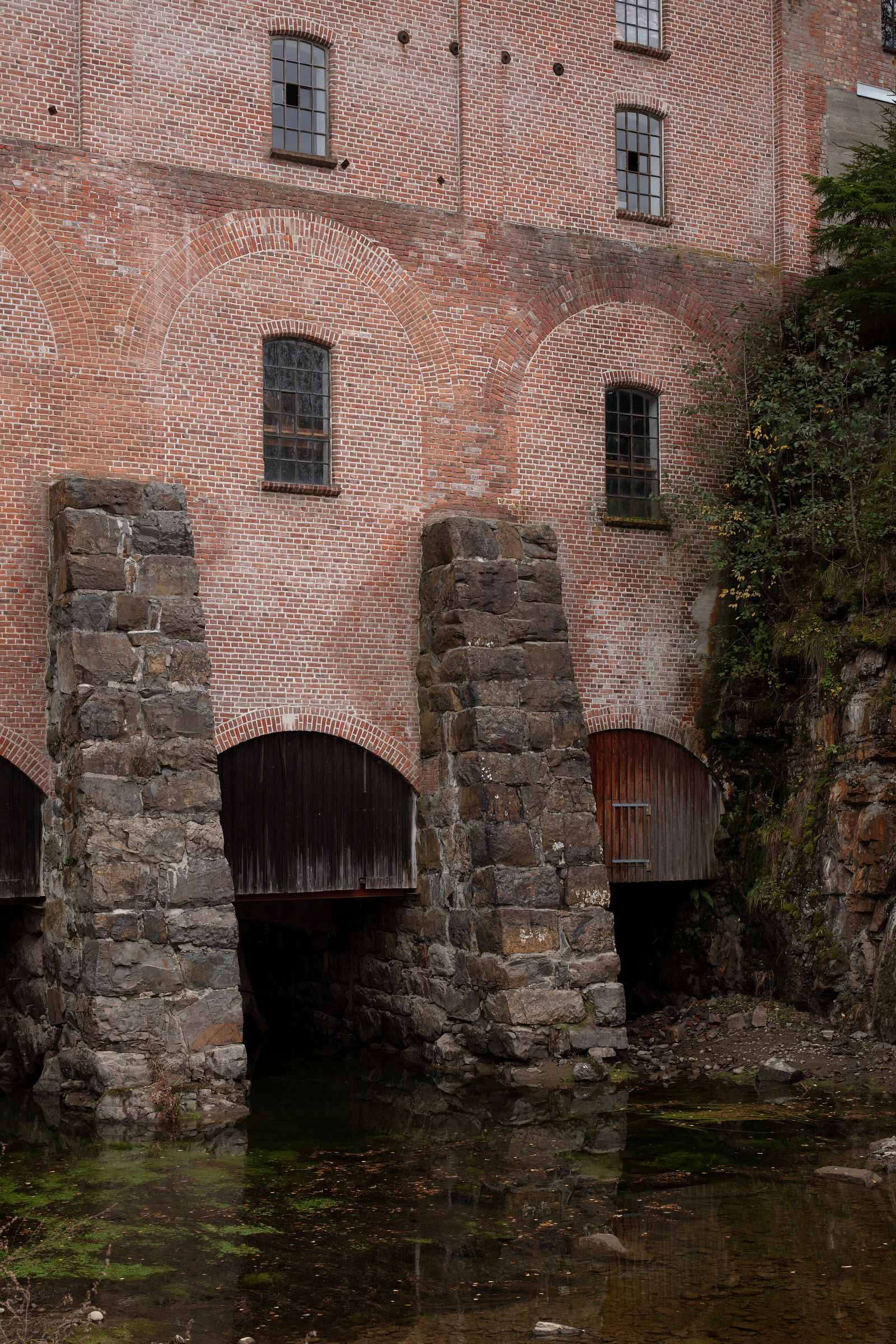 Utsnitt av industribygningen i teglstein på Kistefos Træsliberi