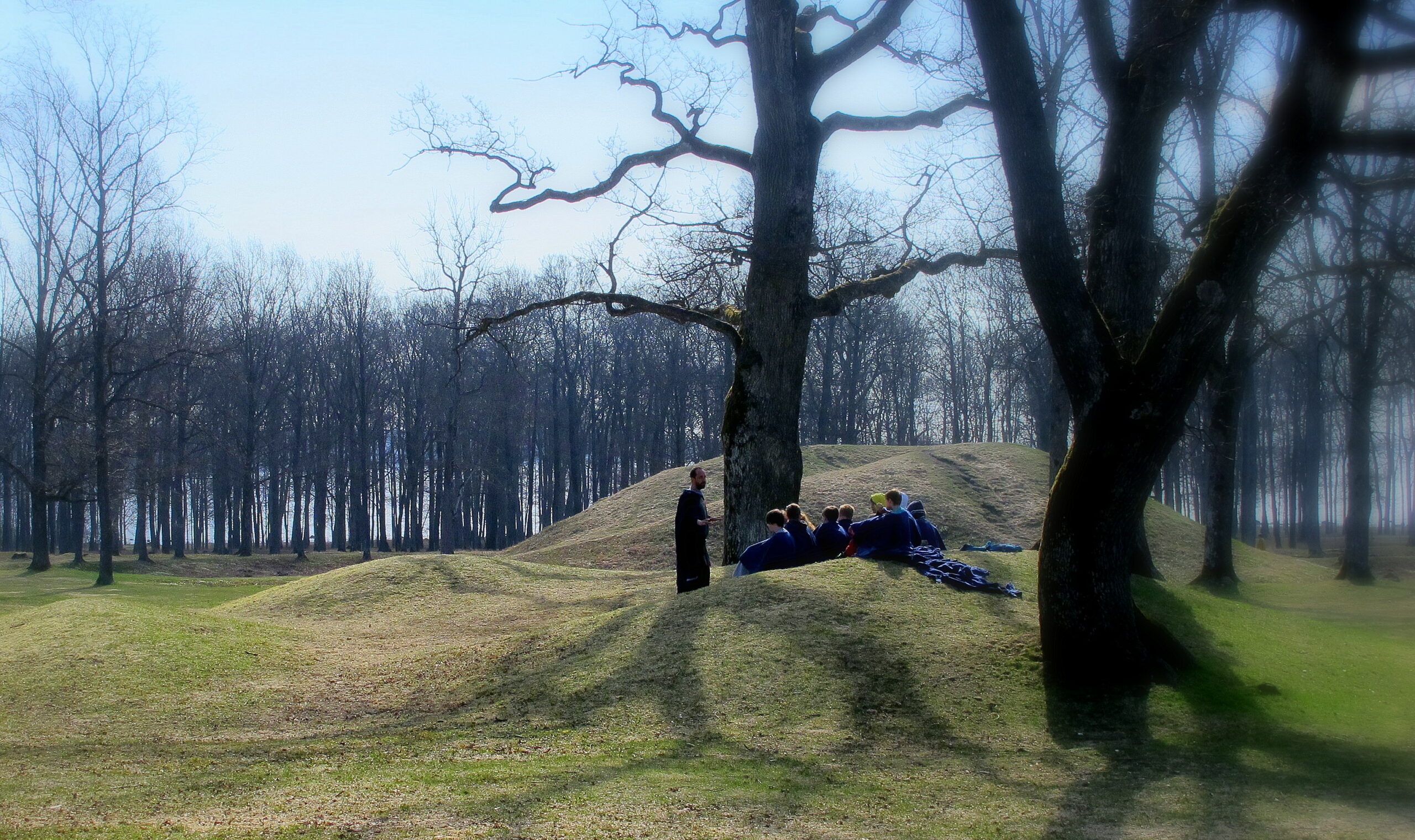 Borreparken i Vestfold: En gruppe mennesker sitter under trærne.