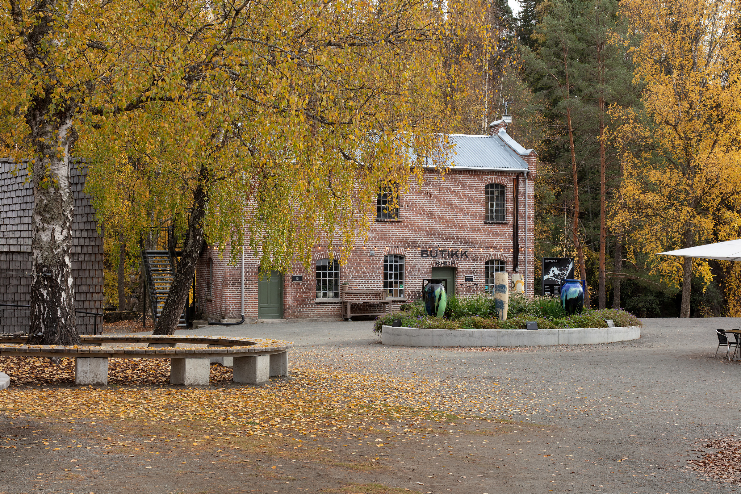 Butikken og gårdsplassen på Kistefos Træsliberi, om høsten