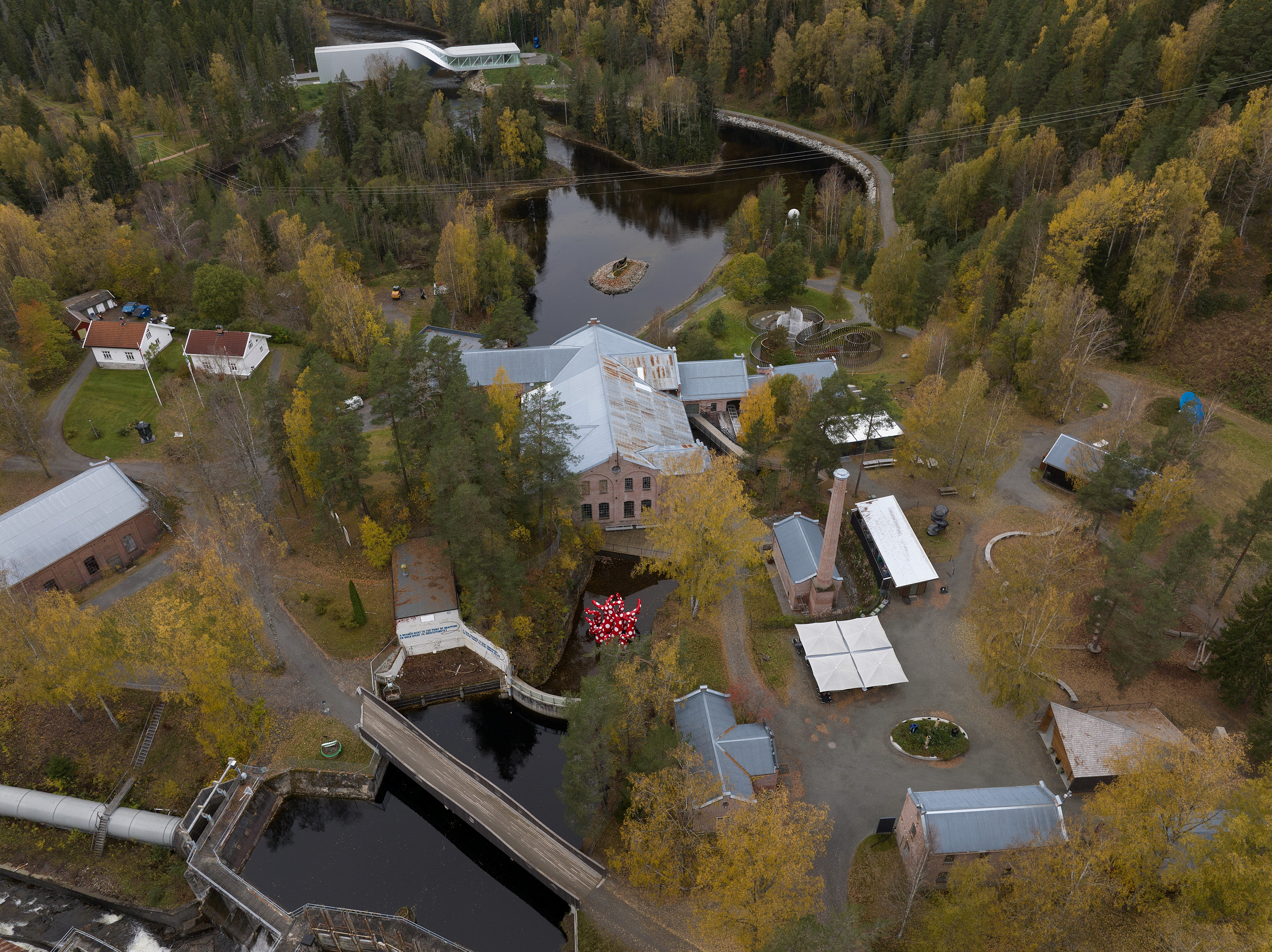 Kistefos Træsliberi med området rundt. skulpturpark og kunsthall.