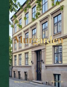 Bokomslaget viser en bygning i europeisk stil med beige vegger og høye vinduer. Tittelteksten lyder Murgården: Oslos europeiske ansikt. Forfattere: Bjørn Aga Sæbøster og Vidar Trædal.