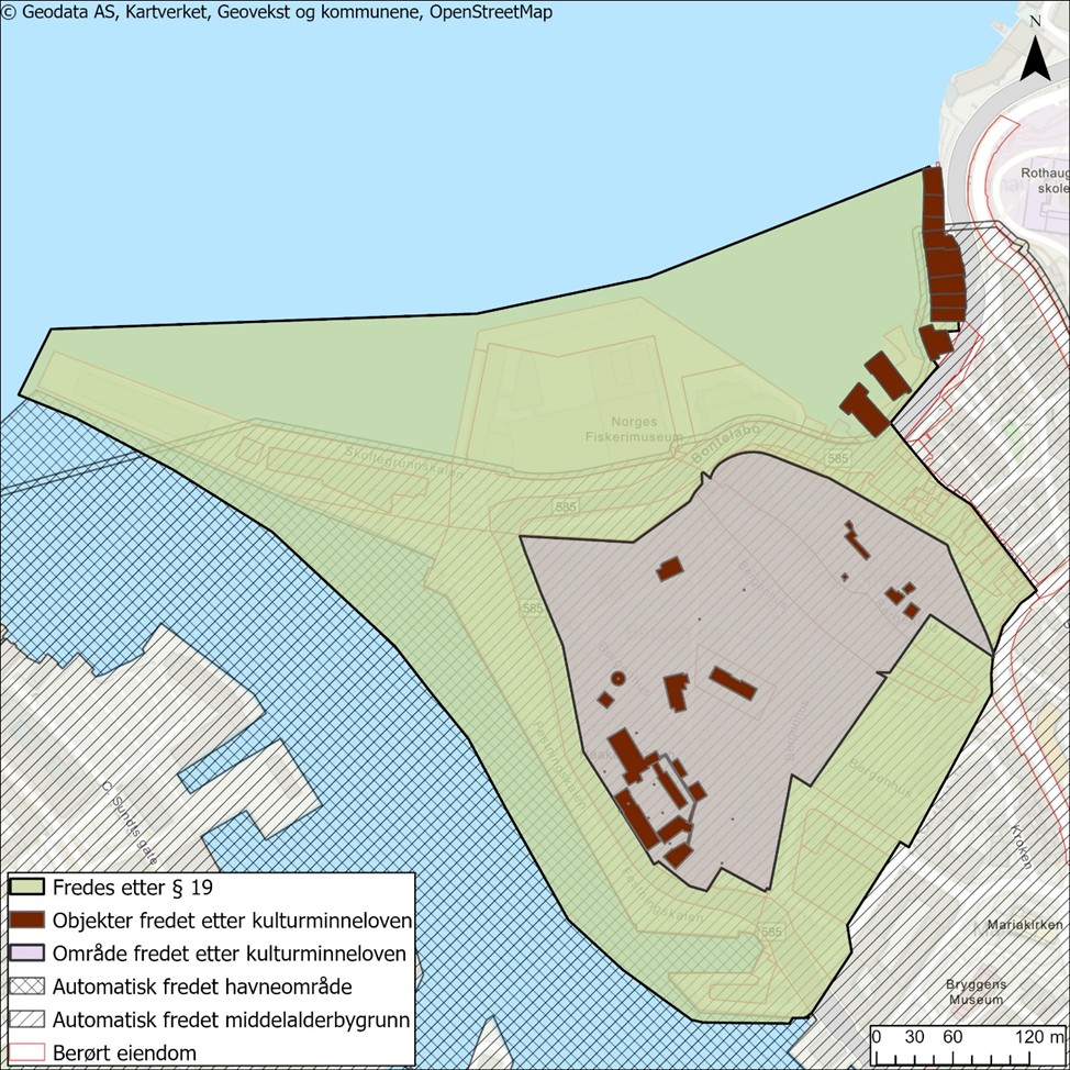 Kart som viser et kystområde med soner markert for kulturminnevern, havneområde, middelalderminner og berørte eiendommer, med en fargekode som angir kategoriene.