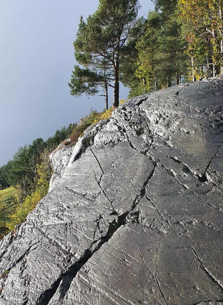 En skrånende fjellflate med synlige sprekker og trær som vokser på toppen, under en delvis overskyet himmel - der det nylig ble rapportert om 34 tilfeller av meldt til politiet i området.