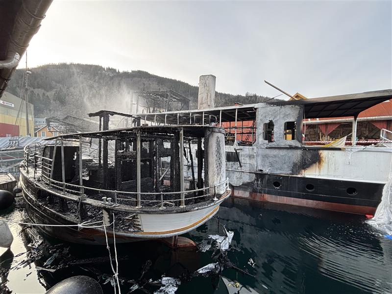 En båt på vannet, som Fartøyvernet har tatt vare på, gjenspeiler de maritime tradisjonene som Hardanger farøyvernsenter står for.