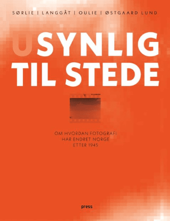 Foredrag: Usynlig til stede - om hvordan fotografi har endret Norge etter 1945 5 Bokomslag med oransje bakgrunn, med tittelen Usynlig Til Stede og undertittel om fotografi i Norge etter 1945; forfatternavnene er oppført øverst.