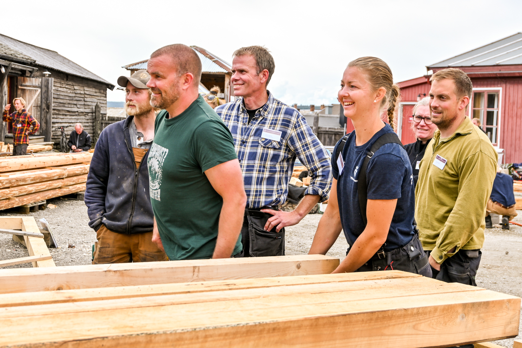 En gruppe mennesker står utendørs ved Rørosmuseet, avdeling Bygningsvernsenteret.