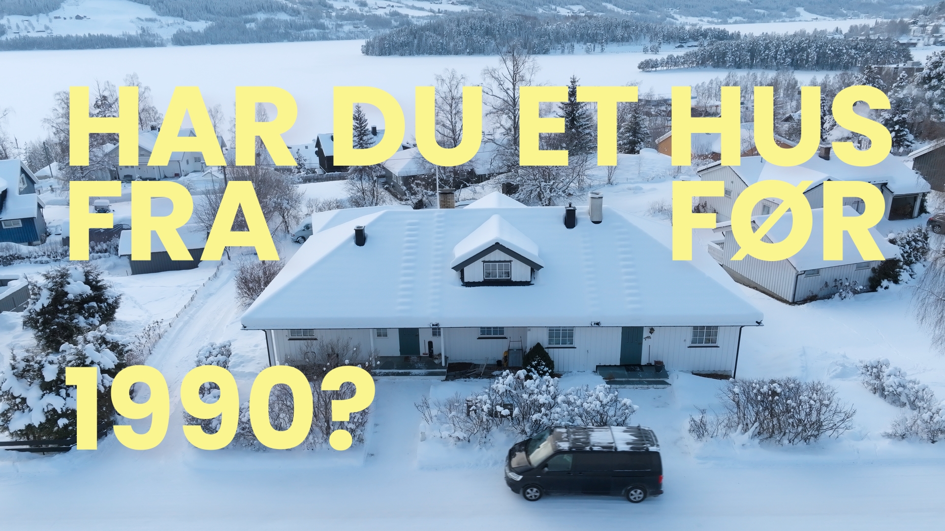 Et snødekt hus med en bil parkert foran; stor gul tekst på norsk spør: "Har du et hus fra før 1990?".