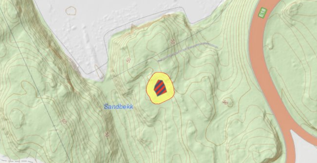 Topografisk kartutsnitt med høydekurver, en liten bygning markert med røde og svarte striper, en bekk merket Sandbekk og en nærliggende buet vei i oransje.