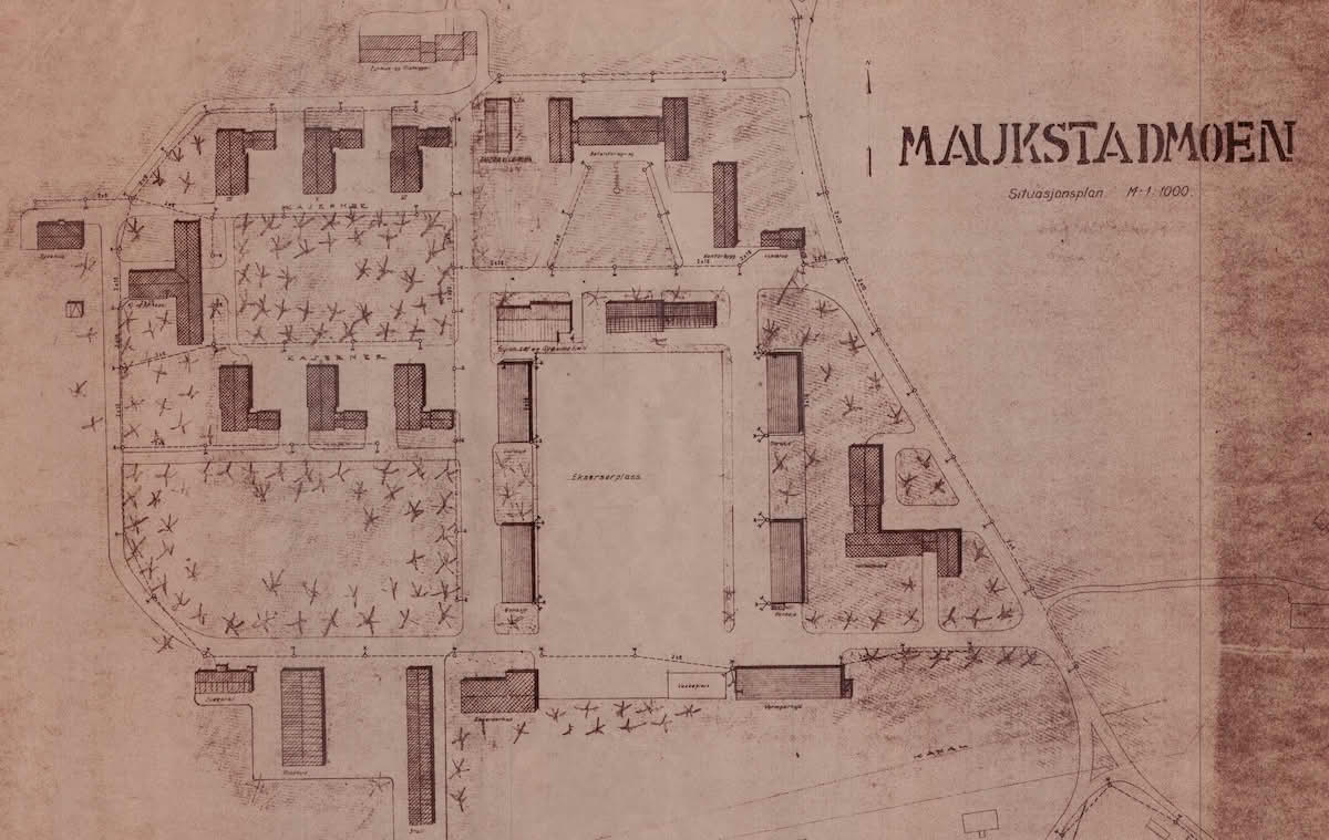 Arkitekturhistorisk situasjonsplan merket Maukstadmoen, som viser bygningsplaner, veier og treplasseringer rundt et sentralt torgområde.