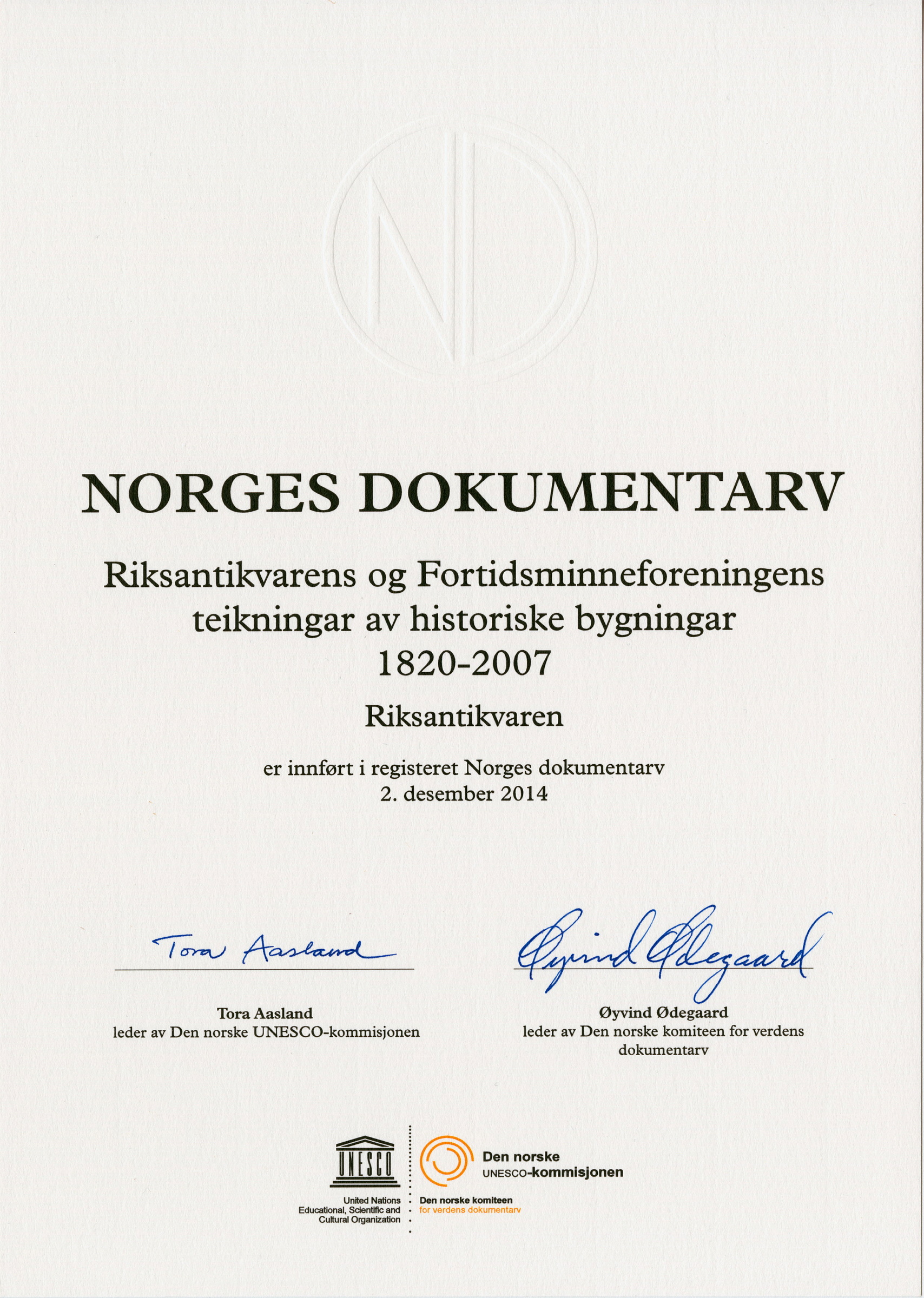 Norges dokumentarv 17 Sertifikat med tittelen «Norges Dokumentarv» som anerkjenner Riksantikvarens historiske bygningstegninger, datert 2. desember 2014, med signaturer og logoer nederst på siden.