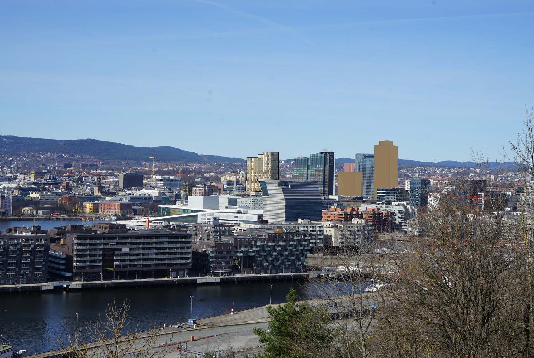 Panoramautsikt over et bylandskap med moderne bygninger nær vannkanten, hvor noen av bygningene er fremhevet i gull; klar himmel og åser i bakgrunnen.