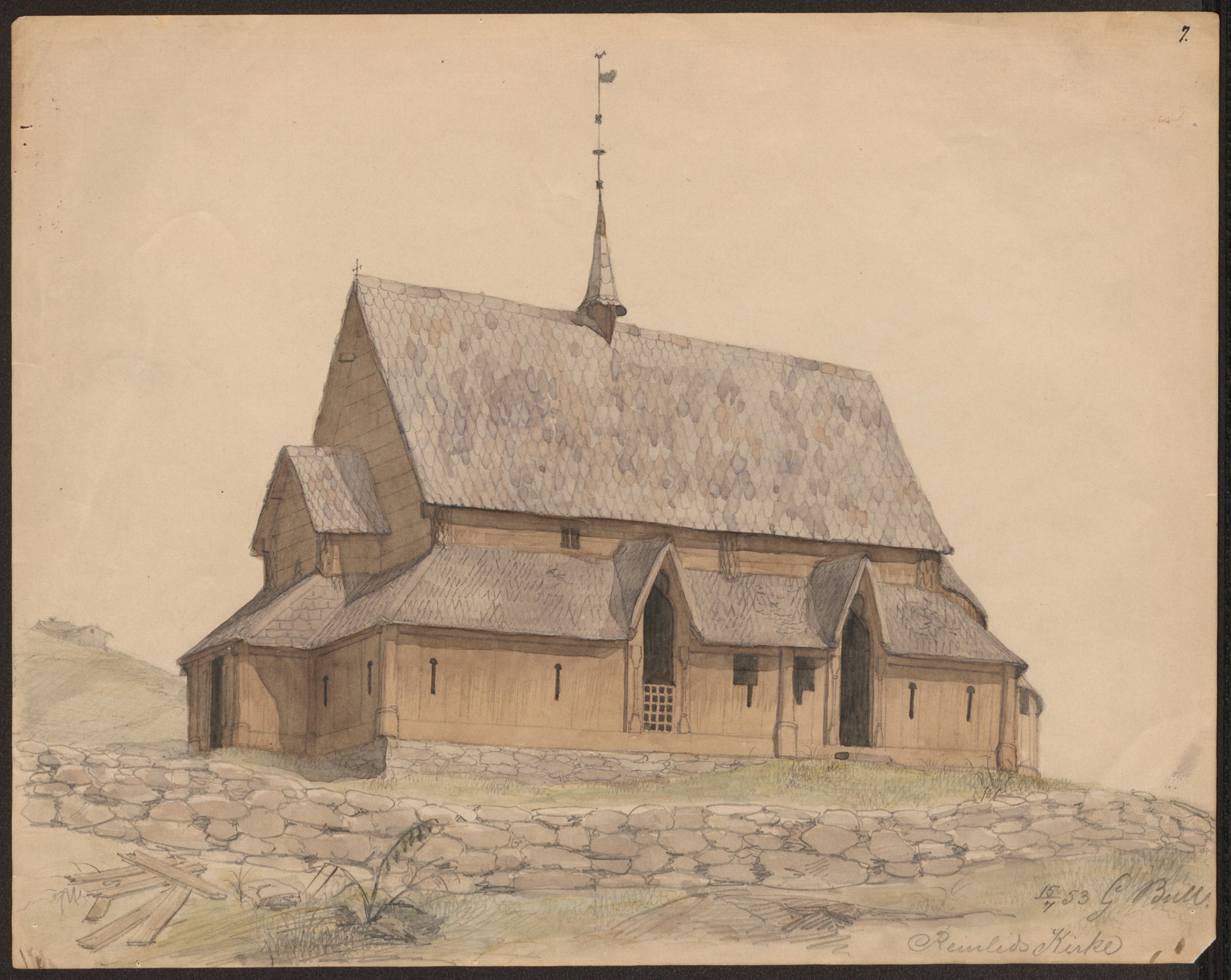 Norges dokumentarv 14 En detaljert tegning av en stavkirke i tre med et bratt tak og tre buede innganger, som ligger bak en lav steinmur i et gresskledd landskap.