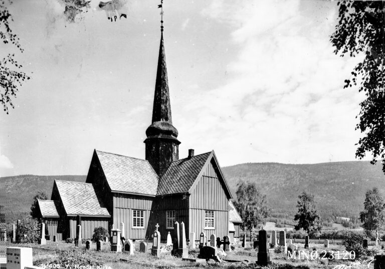 Når ein lyt jekke seg opp litt 6 Svart-hvitt bilde av en trekirke med et høyt tårn, omgitt av gravsteiner og trær, med åser i bakgrunnen.