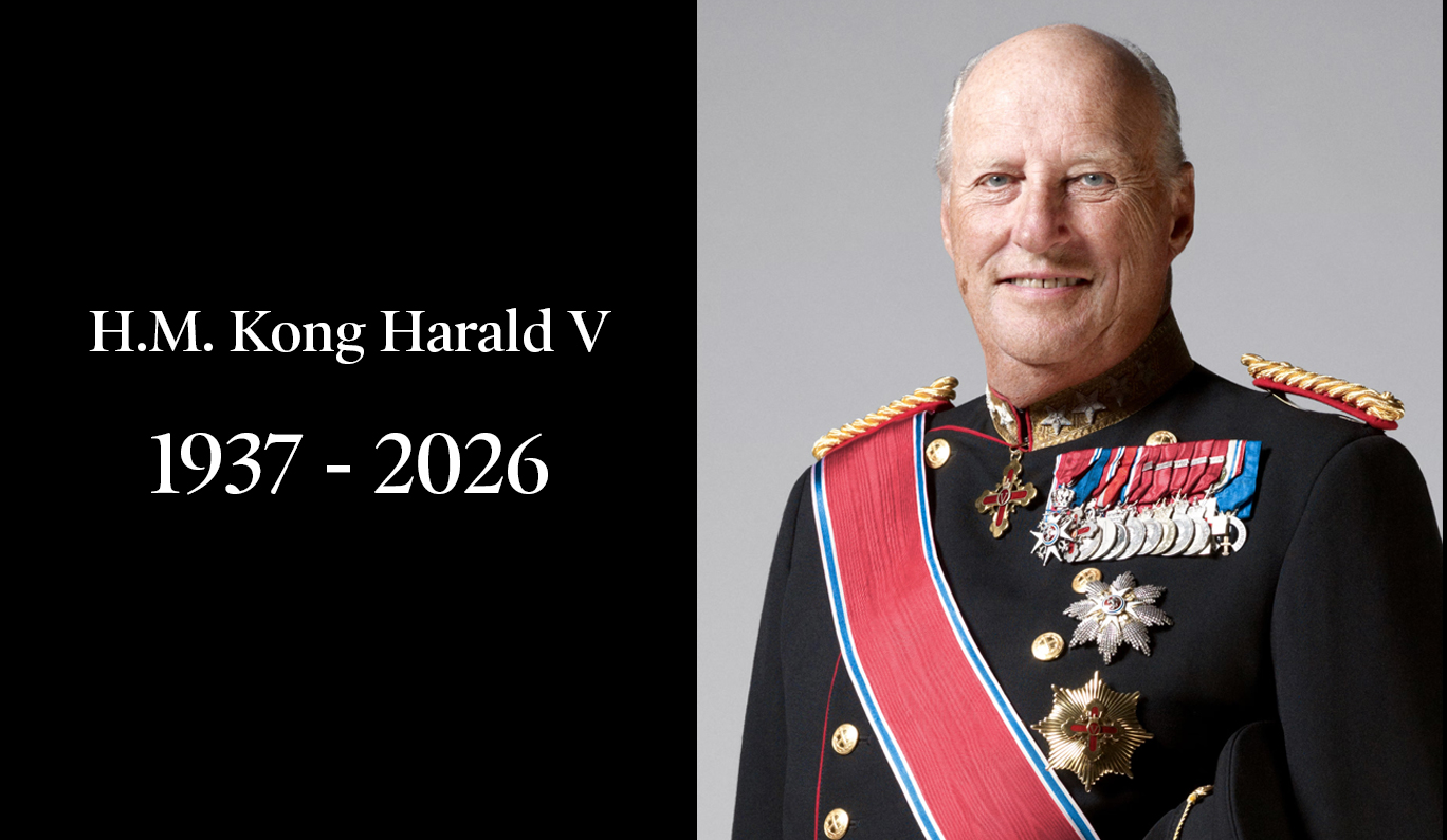Hjem 10 HKH Harald V står i en dekorert militæruniform står smilende ved siden av teksten «H.M. Kong Harald V, 1937–2026» på svart bakgrunn.