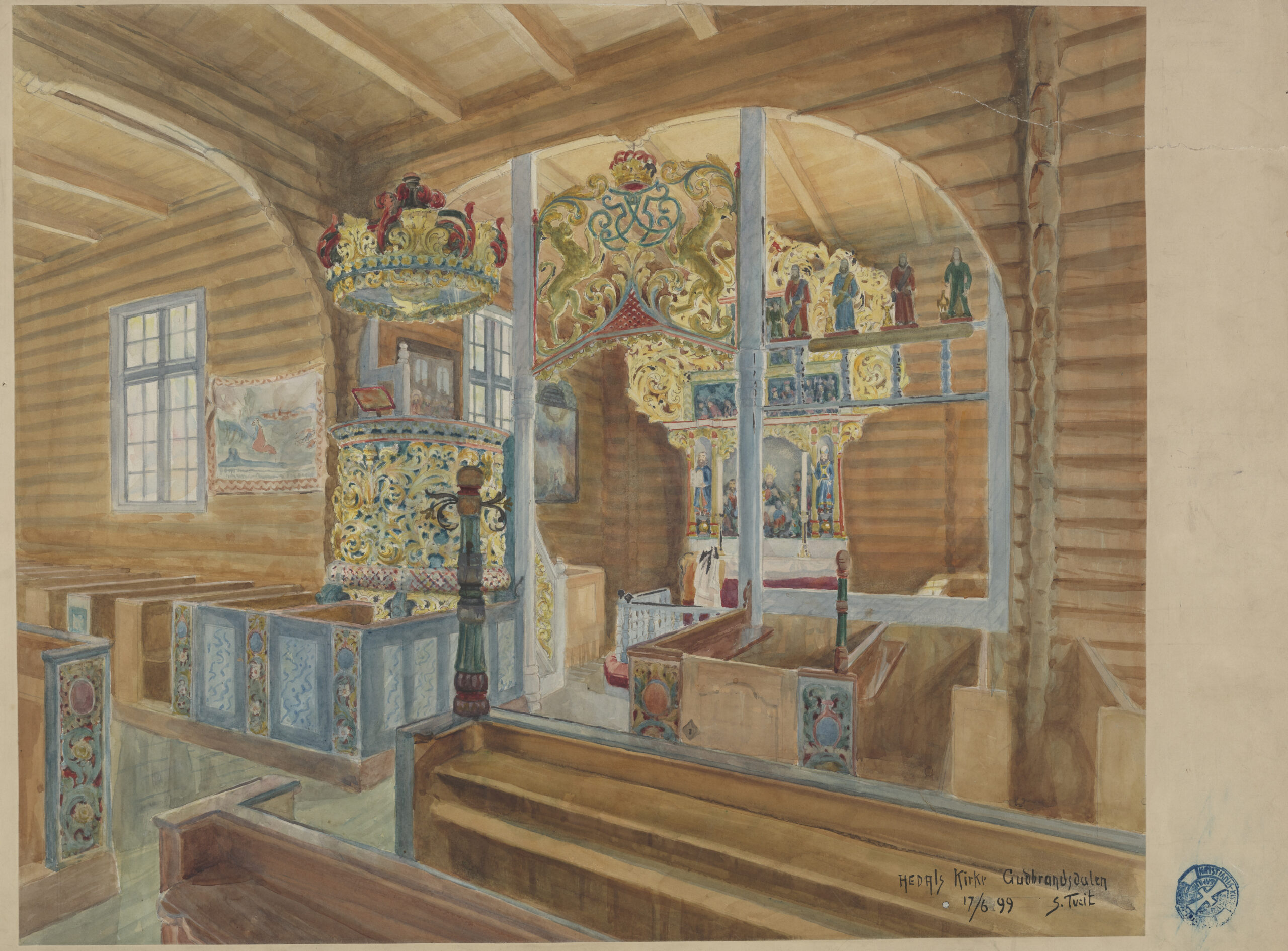 Illustrasjon av interiøret i en trekirke med kunstferdige malerier, trebenker, store vinduer og utsikt mot prekestolen og alteret.