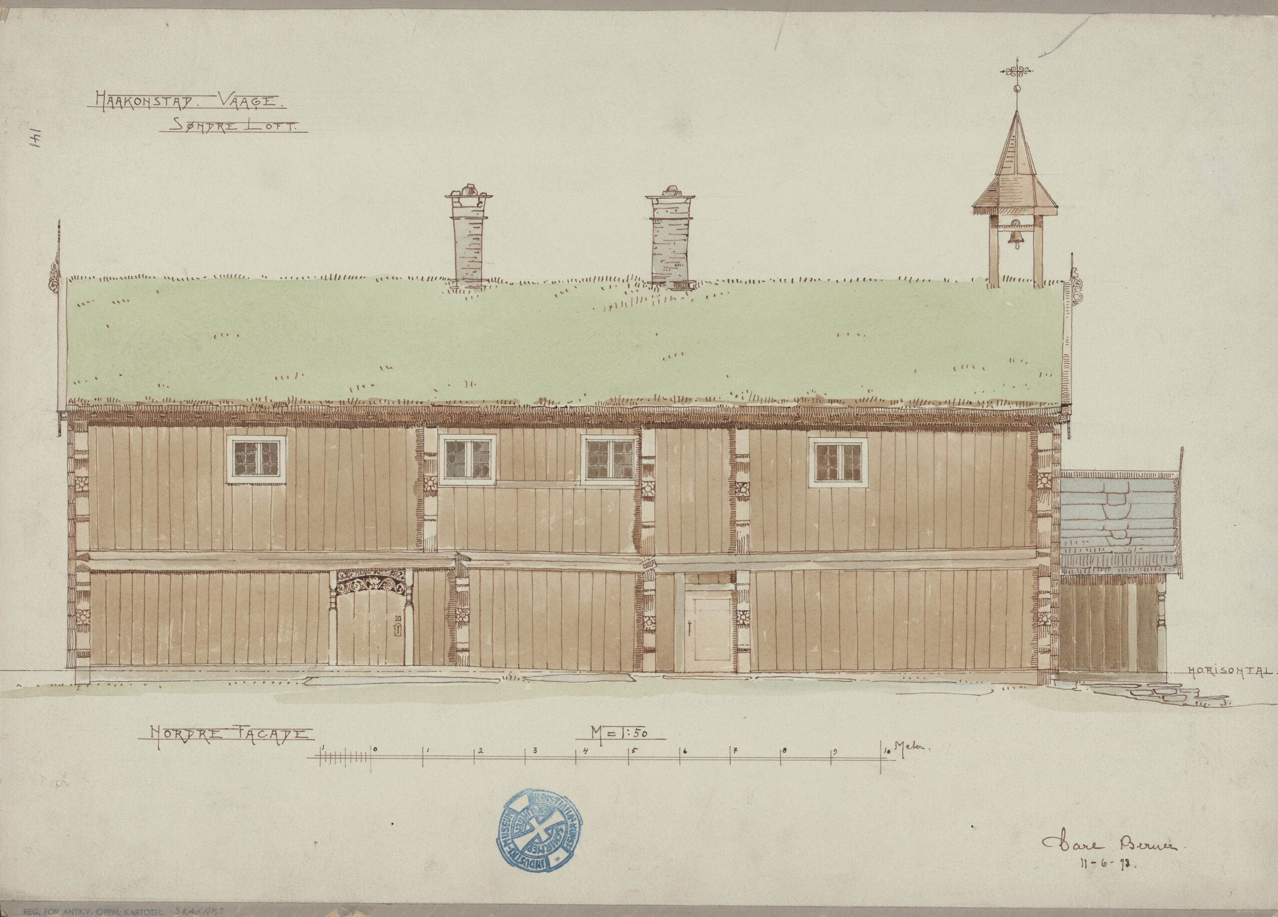 Arkitekttegning av en trebygning med gresstak, en sentral skorstein og et lite tårn, med angitte mål og et blått stempel nederst på tegningen.