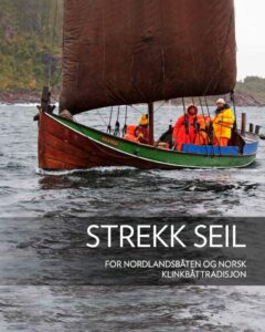 Nyhetsliste 4. juni - 31. august 2026 2 En seilbåt av tre med fire personer i regntøy seiler på urolig vann nær en skogkledd strand. Teksten lyder: STREKK SEIL – For nordlandsbåten og den norske klinkbåttradisjonen...