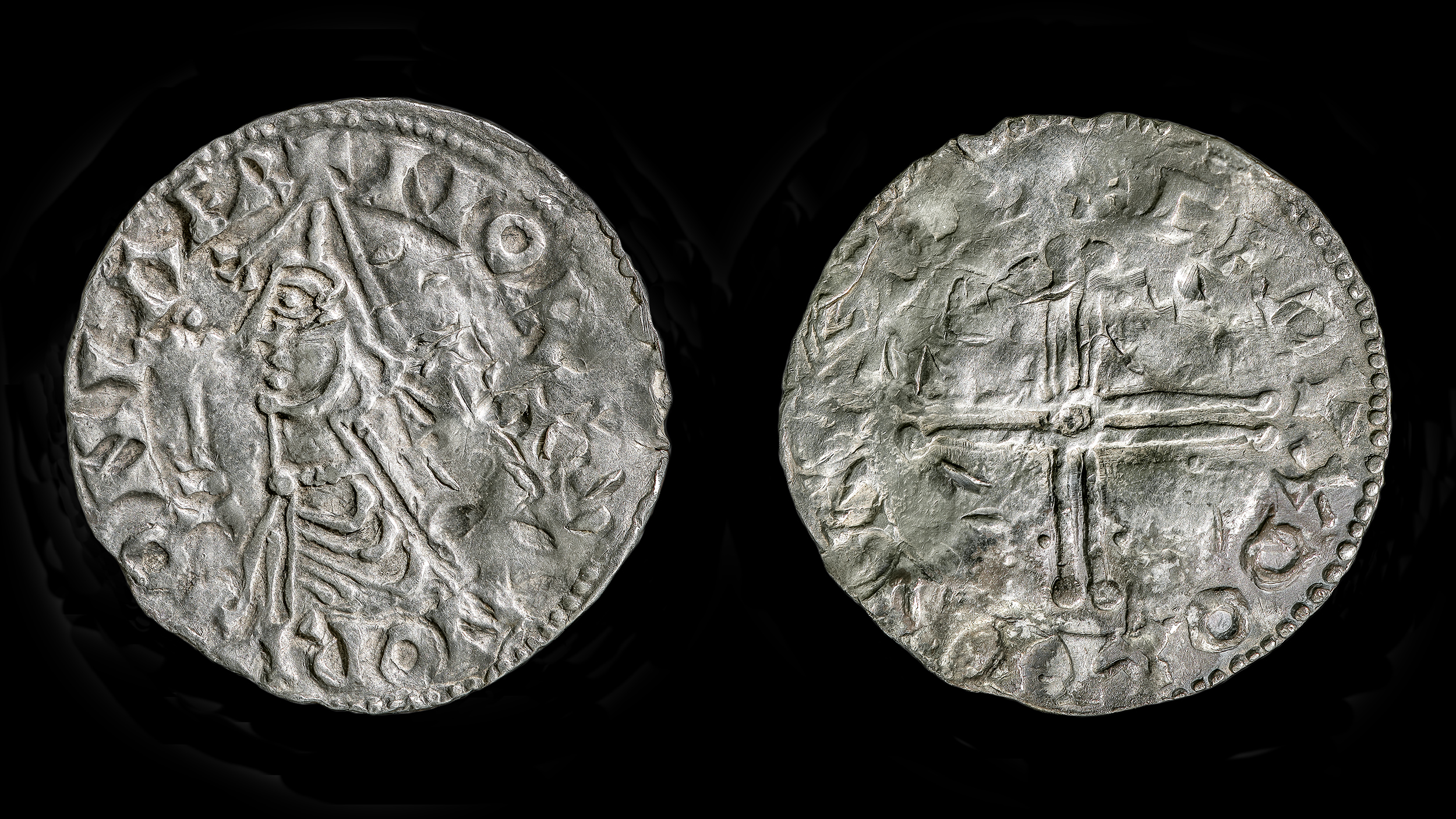 Sensasjonsfunn i vikingmyntskatten 1 Forsiden og baksiden av en slitt middelaldersk sølvmynt, som viser en figur med en stav på den ene siden og et kors på den andre.