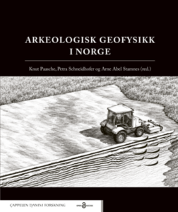Bokomslag til Arkeologisk geofysikk i Norge med en illustrasjon av en traktor i arbeid på en åker.